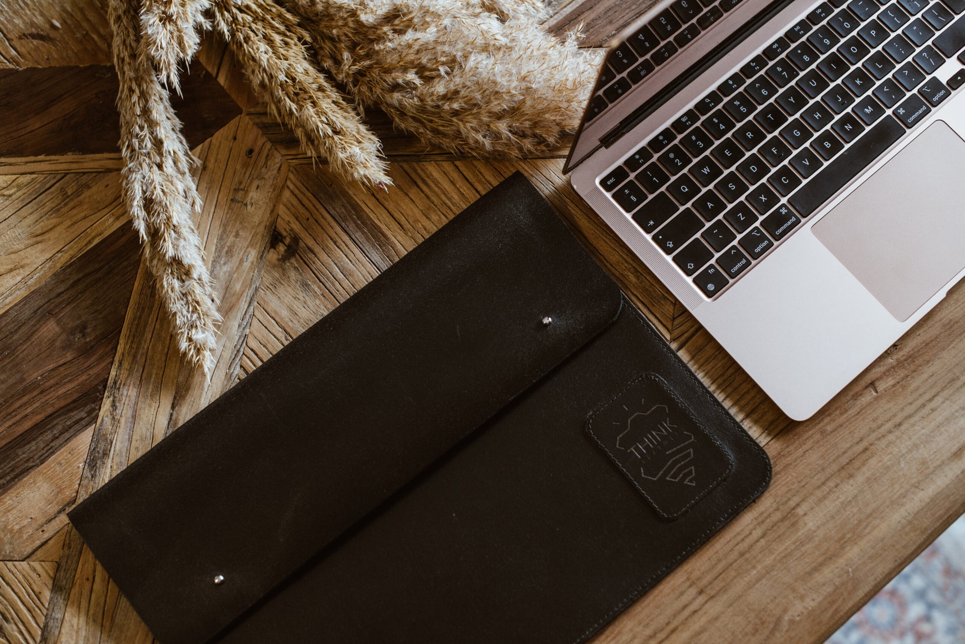 Skórzany pokrowiec z klapą na MacBook 13" Pro/Air - czarny-0