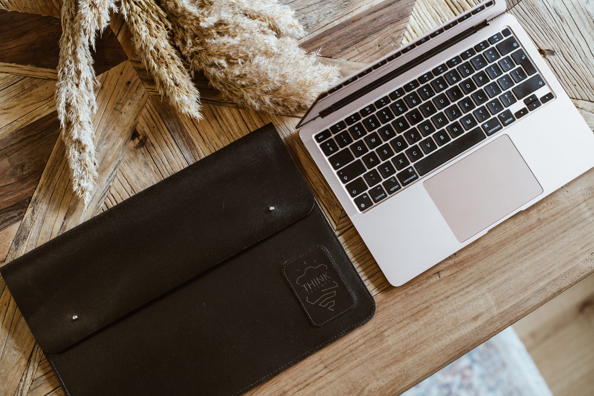 Skórzany pokrowiec z klapą na MacBook 13" Pro/Air - czarny-2